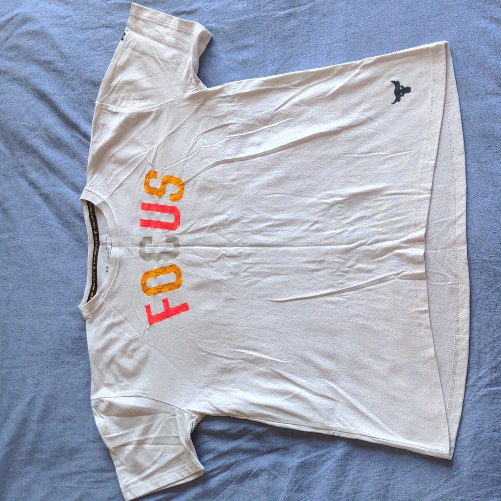 SzM under armour loose fit heat gear top. Light tan. Worn twice. Like new.